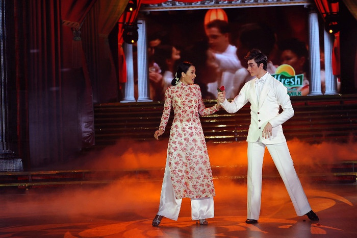 Bộ áo dài đã làm tăng phần hấp dẫn cho tiết mục của Anh Thư. Tuy mặc bộ trang phục không phù hợp lắm với bộ môn khiêu vũ nhưng Anh Thư vẫn biết tận dụng lợi thế mềm mại, tha thướt của tà áo để làm uyển chuyển thêm các bước nhảy. Bộ áo dài đã làm tăng phần hấp dẫn cho tiết mục của Anh Thư. Tuy mặc bộ trang phục không phù hợp lắm với bộ môn khiêu vũ nhưng Anh Thư vẫn biết tận dụng lợi thế mềm mại, tha thướt của tà áo để làm uyển chuyển thêm các bước nhảy.