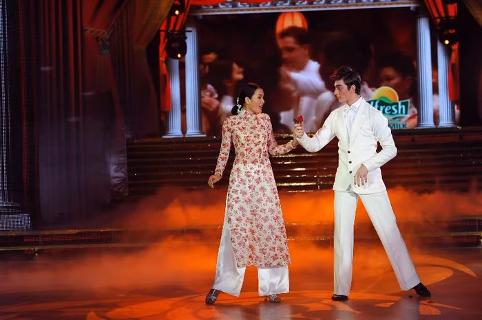 Bộ áo dài đã làm tăng phần hấp dẫn cho tiết mục của Anh Thư. Tuy mặc bộ trang phục không phù hợp lắm với bộ môn khiêu vũ nhưng Anh Thư vẫn biết tận dụng lợi thế mềm mại, tha thướt của tà áo để làm uyển chuyển thêm các bước nhảy.