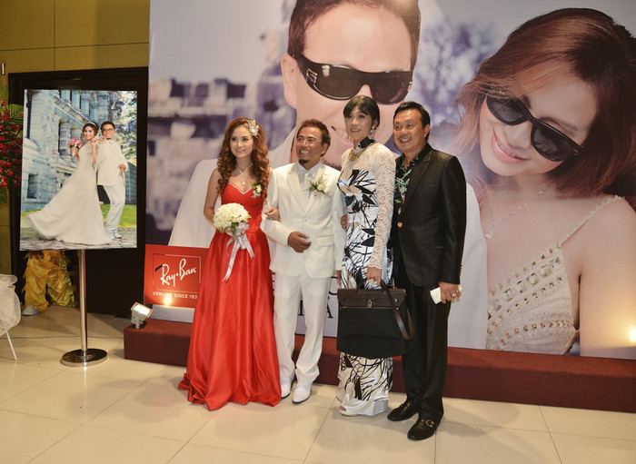 “Cô” Hooài Linh đã đến chúc mừng đôi uyên ương Hồng Tơ - Kim Loan trong trang một bộ áo dài nền nã, thêm nhiều phụ kiện trang sức lấp lánh. Đứng bên cạnh anh là danh hài Chí Tài. “Cô” Hooài Linh đã đến chúc mừng đôi uyên ương Hồng Tơ - Kim Loan trong trang một bộ áo dài nền nã, thêm nhiều phụ kiện trang sức lấp lánh. Đứng bên cạnh anh là danh hài Chí Tài.