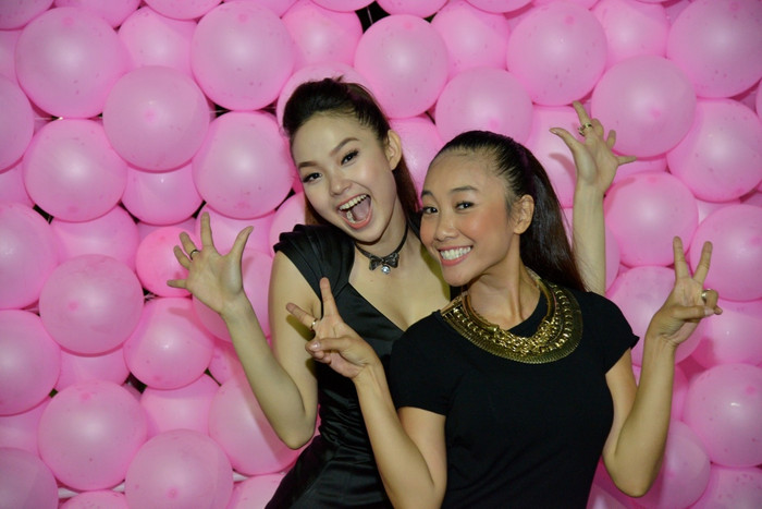 Làm dáng “xì tin” cùng ca sĩ Đoan Trang. Làm dáng “xì tin” cùng ca sĩ Đoan Trang.