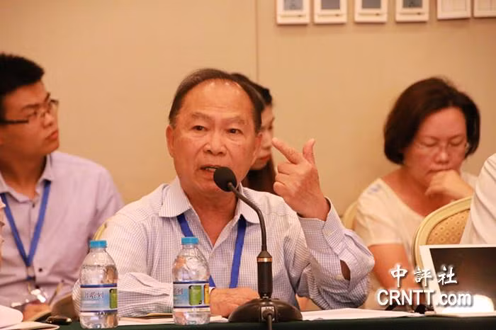 Giáo sư Nguyễn Mạnh Hùng (giữa), ảnh: CNRTT. Giáo sư Nguyễn Mạnh Hùng (giữa), ảnh: CNRTT.