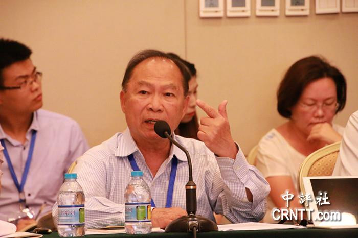Giáo sư Nguyễn Mạnh Hùng (giữa), ảnh: CNRTT. Giáo sư Nguyễn Mạnh Hùng (giữa), ảnh: CNRTT.
