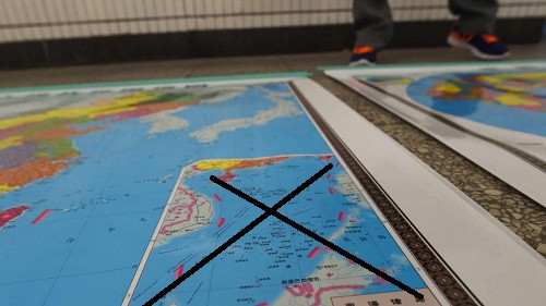 Bản đồ có đường lưỡi bò bành trướng của Trung Quốc, hình minh họa. SCMP (Dấu gạch chéo phản đối đường lưỡi bò do Tòa soạn bổ sung để tránh hiểu làm). Bản đồ có đường lưỡi bò bành trướng của Trung Quốc, hình minh họa. SCMP (Dấu gạch chéo phản đối đường lưỡi bò do Tòa soạn bổ sung để tránh hiểu làm).