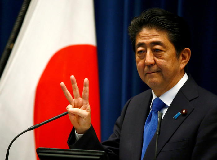 Thủ tướng Abe đã tìm ra công cụ để thúc đẩy Abenomics. Ảnh: Reuters / The Japan Times. Thủ tướng Abe đã tìm ra công cụ để thúc đẩy Abenomics. Ảnh: Reuters / The Japan Times.