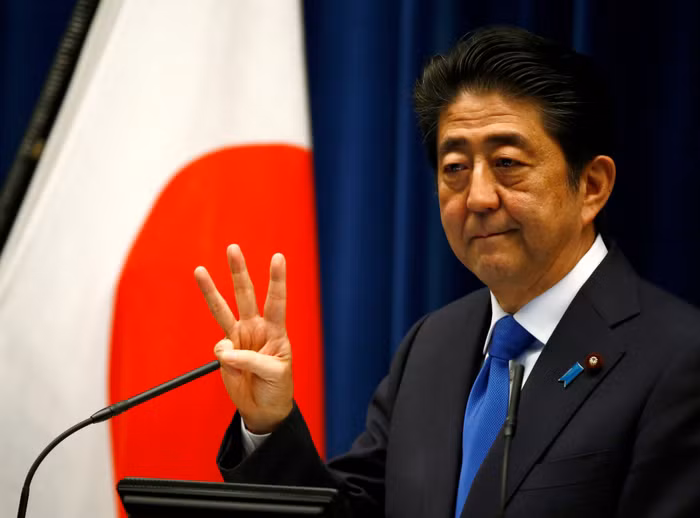 Thủ tướng Abe đã tìm ra công cụ để thúc đẩy Abenomics. Ảnh: Reuters / The Japan Times. Thủ tướng Abe đã tìm ra công cụ để thúc đẩy Abenomics. Ảnh: Reuters / The Japan Times.