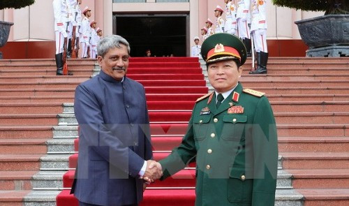 Bộ trưởng Quốc phòng Ngô Xuân Lịch và Bộ trưởng Quốc phòng Ấn Độ Manohar Parrikar tại Hà Nội. Ảnh: TTXVN. Bộ trưởng Quốc phòng Ngô Xuân Lịch và Bộ trưởng Quốc phòng Ấn Độ Manohar Parrikar tại Hà Nội. Ảnh: TTXVN.