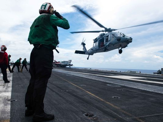 Thủy thủ tàu sân bau USS John C. Stennis đón trực thăng chở Tham mưu trưởng Hải quân Hoa Kỳ, ảnh: Navy Times. Thủy thủ tàu sân bau USS John C. Stennis đón trực thăng chở Tham mưu trưởng Hải quân Hoa Kỳ, ảnh: Navy Times.