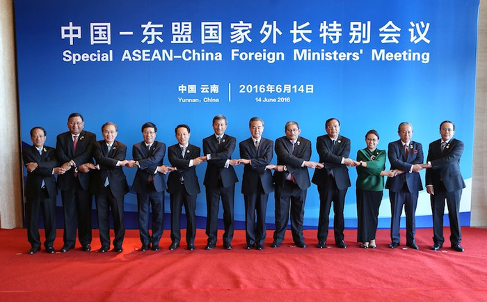 Ngoại trưởng 10 nước ASEAN và Trung Quốc tại Côn Minh, Vân Nam, ảnh: The Cambodia Daily. Ngoại trưởng 10 nước ASEAN và Trung Quốc tại Côn Minh, Vân Nam, ảnh: The Cambodia Daily.