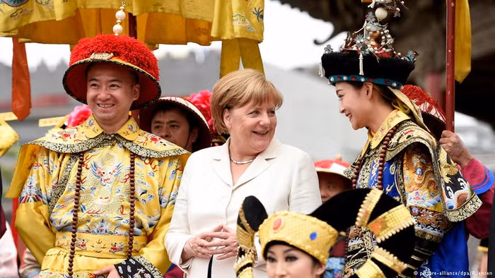 Thủ tướng Đức được "hoàng đế giả, hoàng hậu giả" đón tiếp tại Cố Cung Thẩm Dương, ảnh: bowenpress.com.