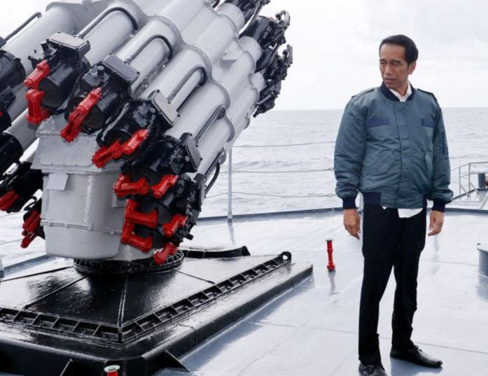 Tổng thống Joko Widodo thị sát chiến hạm khi chủ trì họp nội các ngoài khơi Natuna, ảnh: VOA. Tổng thống Joko Widodo thị sát chiến hạm khi chủ trì họp nội các ngoài khơi Natuna, ảnh: VOA.