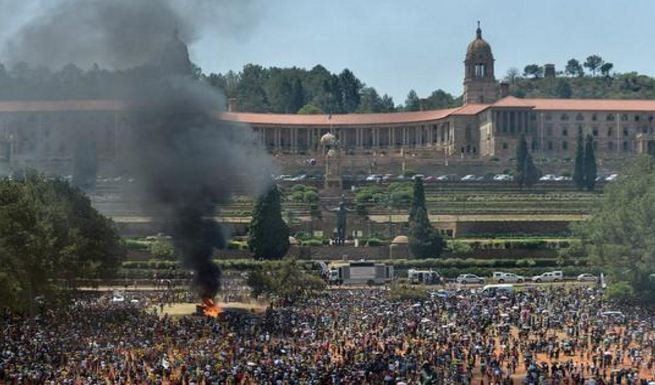 Hình ảnh tiêu biểu khi niềm tự hào chuyển thành nỗi thất vọng tại Nam Phi. Ảnh: AP.