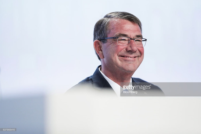 Bộ trưởng Quốc phòng Mỹ Ash Carter tại Đối thoại Shangri-la lần thứ 15, ảnh: Getty Images. Bộ trưởng Quốc phòng Mỹ Ash Carter tại Đối thoại Shangri-la lần thứ 15, ảnh: Getty Images.