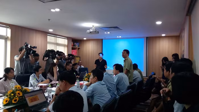 Đoàn công tác liên ngành đang làm việc tại trụ sở Công ty cổ phần Con Cưng. (Ảnh: H.L)