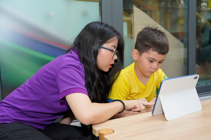 Sinh viên Khoa Công nghệ Giáo dục - Trường Đại học Giáo dục hướng dẫn trẻ thực hành với học liệu số.