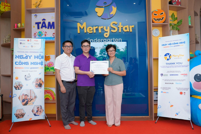 Bà Đậu Thúy Hà, đại diện Hiệp hội Mầm non ngoài công lập Việt Nam (Ngoài cùng bên phải) trao chứng nhận cho sinh viên Khoa Công nghệ Giáo dục, Trường ĐH Giáo dục.