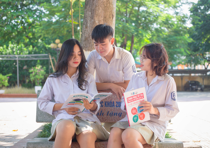 Các học sinh trải nghiệm bộ sách. Ảnh: T.T Các học sinh trải nghiệm bộ sách. Ảnh: T.T