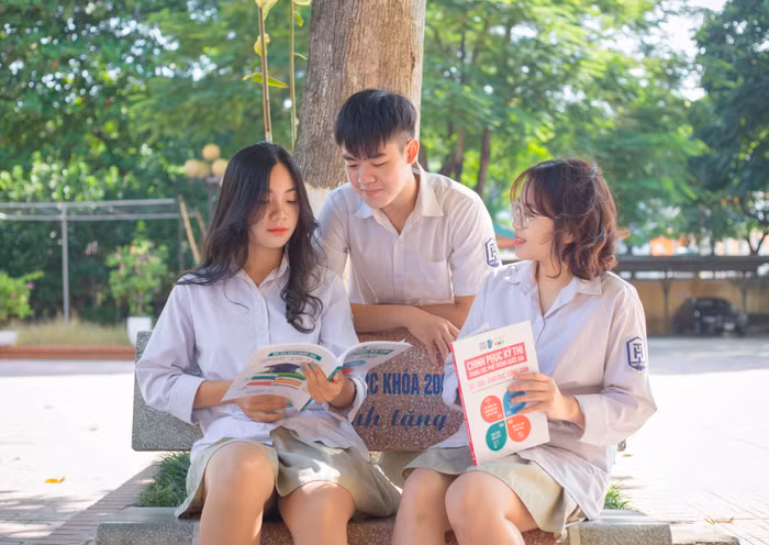 Các học sinh trải nghiệm bộ sách. Ảnh: T.T