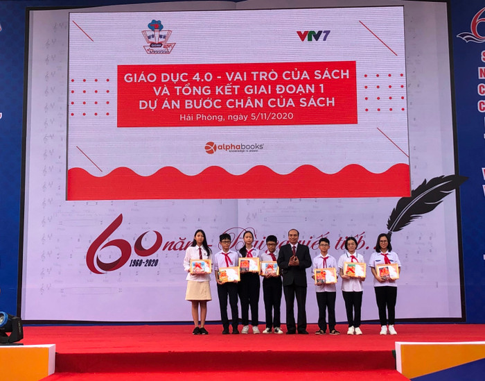 Ông Lê Quốc Tiến, Giám đốc Sở Giáo dục và Đào tạo Thành phố Hải Phòng trao giải thưởng cho học sinh đạt giải trong cuộc thi "Bước chân của Sách" giai đoạn 1. Ảnh: T.T Ông Lê Quốc Tiến, Giám đốc Sở Giáo dục và Đào tạo Thành phố Hải Phòng trao giải thưởng cho học sinh đạt giải trong cuộc thi "Bước chân của Sách" giai đoạn 1. Ảnh: T.T