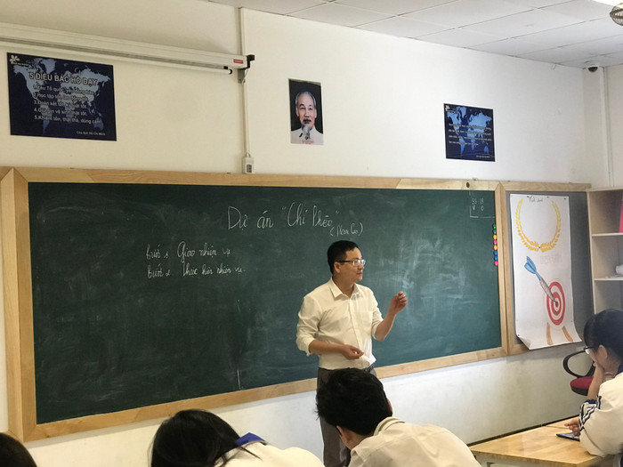 Thầy Nguyễn Văn Khoa lập kế hoạch và giao nhiệm vụ cho các nhóm. Ảnh: NVCC Thầy Nguyễn Văn Khoa lập kế hoạch và giao nhiệm vụ cho các nhóm. Ảnh: NVCC