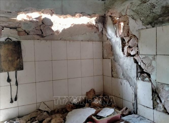 Nhiều nhà dân bị hư hại. Ảnh: TTXVN Nhiều nhà dân bị hư hại. Ảnh: TTXVN