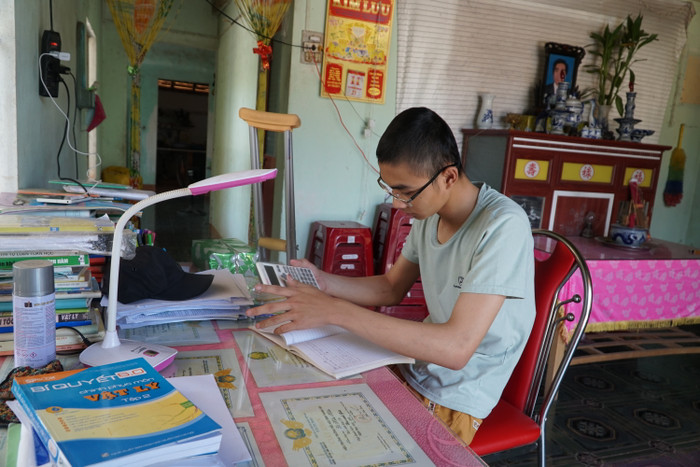 Chưa một giây phút nào Hiển từ bỏ ước mơ đèn sách của mình. Ảnh: P.L