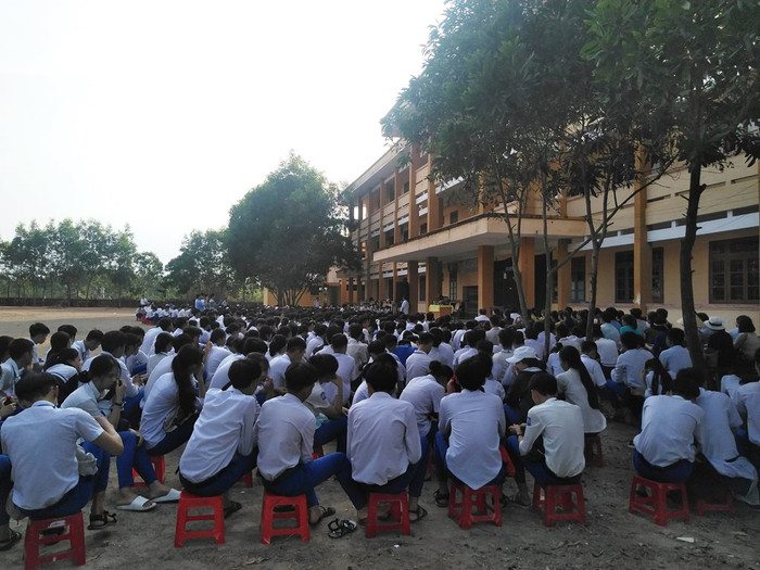 Dù thời tiết chưa thật sự thuận lợi nhưng thầy và trò trường Chế Lan Viên vẫn luôn chăm chú lắng nghe những chia sẻ của Giáo sư Nguyễn Lân Dũng. (ảnh: LC) Dù thời tiết chưa thật sự thuận lợi nhưng thầy và trò trường Chế Lan Viên vẫn luôn chăm chú lắng nghe những chia sẻ của Giáo sư Nguyễn Lân Dũng. (ảnh: LC)