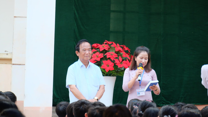 Những món quà ý nghĩa mà Giáo sư Nguyễn Lân Dũng dành tặng thầy cô giáo cả 2 trường Lương Thế Vinh và trường Thành Cổ. (Ảnh: LC) Những món quà ý nghĩa mà Giáo sư Nguyễn Lân Dũng dành tặng thầy cô giáo cả 2 trường Lương Thế Vinh và trường Thành Cổ. (Ảnh: LC)