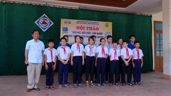 Giáo sư Nguyễn Lân Dũng chụp ảnh với những em học sinh có câu hỏi hay, ý nghĩa. Các em sẽ có những món quà đặc biệt từ Giáo sư. (Ảnh: LC) Giáo sư Nguyễn Lân Dũng chụp ảnh với những em học sinh có câu hỏi hay, ý nghĩa. Các em sẽ có những món quà đặc biệt từ Giáo sư. (Ảnh: LC)