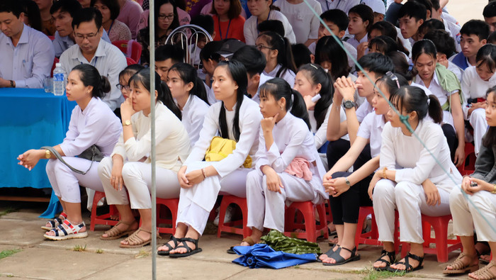 Không ít em học sinh của trường đã thay đổi suy nghĩ sau khi nghe chia sẻ của Giáo sư Nguyễn Lân Dũng. (Ảnh: LC) Không ít em học sinh của trường đã thay đổi suy nghĩ sau khi nghe chia sẻ của Giáo sư Nguyễn Lân Dũng. (Ảnh: LC)