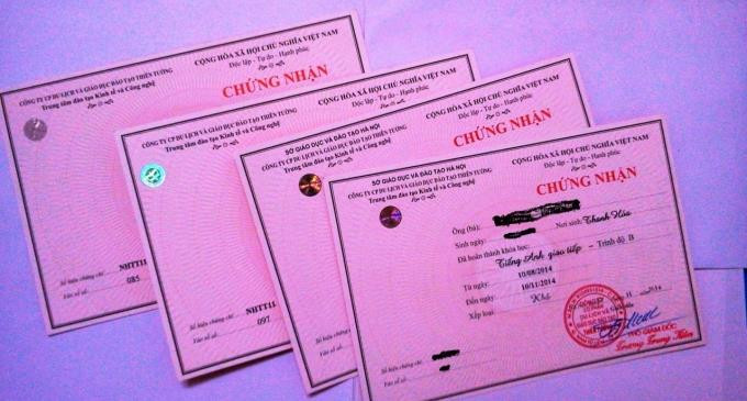 Chứng chỉ ngoại ngữ hiện nay mua bán quá dễ dàng, thậm chí dễ hơn mua rau. (Ảnh: Báo Giao thông vận tải) Chứng chỉ ngoại ngữ hiện nay mua bán quá dễ dàng, thậm chí dễ hơn mua rau. (Ảnh: Báo Giao thông vận tải)