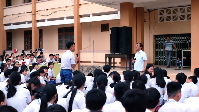 Nhiều thắc mắc của các em học sinh đã được Giáo sư Nguyễn Lân Dũng giải thích gọn ghẽ (Ảnh: LC) Nhiều thắc mắc của các em học sinh đã được Giáo sư Nguyễn Lân Dũng giải thích gọn ghẽ (Ảnh: LC)