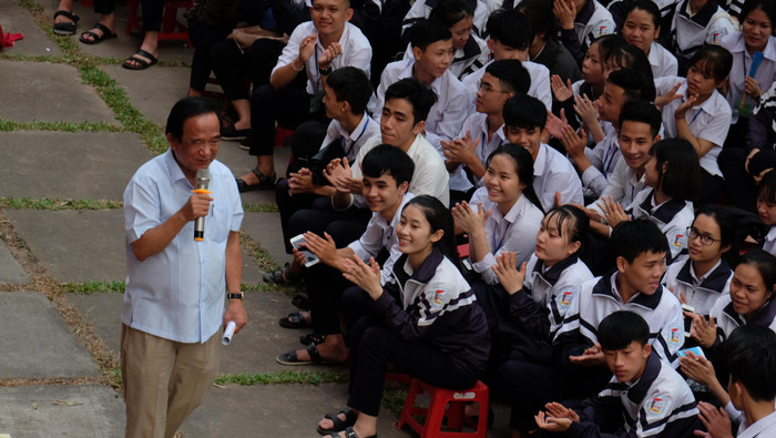 Các em học sinh rất hào hứng khi được nghe Giáo sư Nguyễn Lân Dũng chia sẻ. (ảnh: LC) Các em học sinh rất hào hứng khi được nghe Giáo sư Nguyễn Lân Dũng chia sẻ. (ảnh: LC)