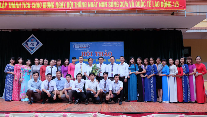 Tập thể Giáo viên nhà trường chụp ảnh với Giáo sư nguyễn Lân Dũng. (Ảnh: LC) Tập thể Giáo viên nhà trường chụp ảnh với Giáo sư nguyễn Lân Dũng. (Ảnh: LC)