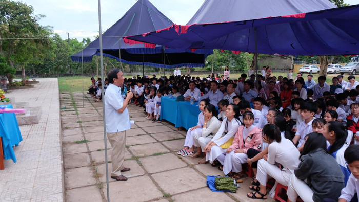 Vượt qua thời tiết khó khăn, các em học sinh trường Nguyễn Hữu Thận đã có buổi Hội thảo đầy ý nghĩa. (Ảnh: LC) Vượt qua thời tiết khó khăn, các em học sinh trường Nguyễn Hữu Thận đã có buổi Hội thảo đầy ý nghĩa. (Ảnh: LC)