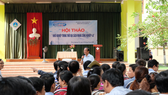 Được lắng nghe chia sẻ và giao lưu với Giáo sư Nguyễn Lân Dũng là một dịp đặc biệt đối với thầy và trò trường Trung học phổ thông thị xã Quảng Trị. (Ảnh: LC) Được lắng nghe chia sẻ và giao lưu với Giáo sư Nguyễn Lân Dũng là một dịp đặc biệt đối với thầy và trò trường Trung học phổ thông thị xã Quảng Trị. (Ảnh: LC)