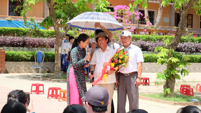 Thầy và trò cùng ngược nắng sân trường. (ảnh: LC) Thầy và trò cùng ngược nắng sân trường. (ảnh: LC)