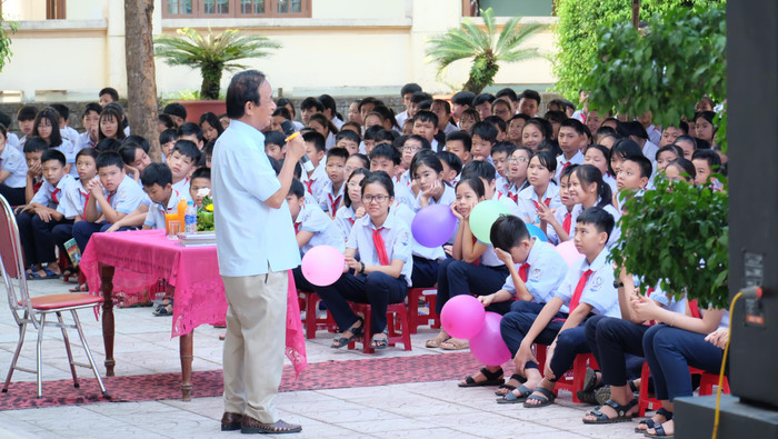 Câu chuyện gần gũi của Giáo sư Nguyễn Lân Dũng đã gây ấn tượng sâu sắc với các em học sinh độ tuổi Trung học cơ sở. (Ảnh: LC) Câu chuyện gần gũi của Giáo sư Nguyễn Lân Dũng đã gây ấn tượng sâu sắc với các em học sinh độ tuổi Trung học cơ sở. (Ảnh: LC)