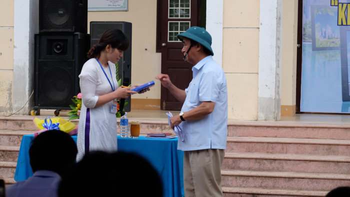Rất nhiều món quà ý nghĩa của Giáo sư Nguyễn Lân Dũng đã được gửi tặng thầy cô và học sinh nhà trường. (Ảnh: LC) Rất nhiều món quà ý nghĩa của Giáo sư Nguyễn Lân Dũng đã được gửi tặng thầy cô và học sinh nhà trường. (Ảnh: LC)