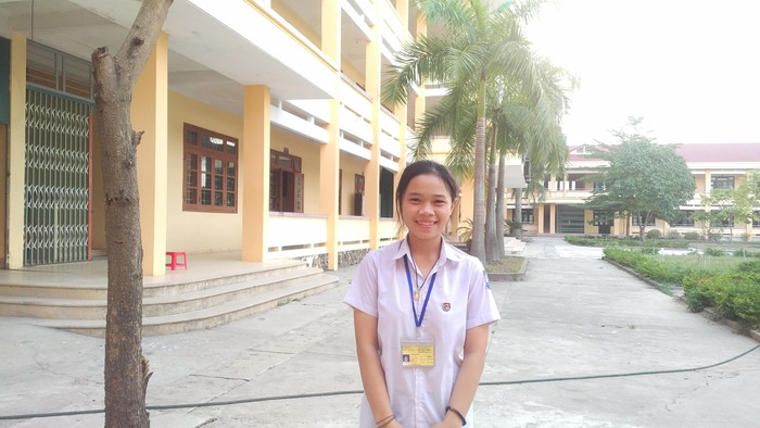 Dù khó khăn nhưng nụ cười vẫn nở trên môi nữ sinh Nguyễn Thị Lệ, học sinh lớp 11B1, trường Trung học phổ thông Chế Lan Viên (Cam Lộ, Quảng Trị). (Ảnh: LC) Dù khó khăn nhưng nụ cười vẫn nở trên môi nữ sinh Nguyễn Thị Lệ, học sinh lớp 11B1, trường Trung học phổ thông Chế Lan Viên (Cam Lộ, Quảng Trị). (Ảnh: LC)