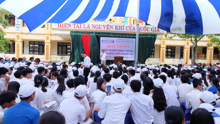 Thầy trò trường Trung học phổ thông Hướng Hóa đã có những trải nghiệm đặc biệt với Giáo sư Nguyễn Lân Dũng. (Ảnh: LC) Thầy trò trường Trung học phổ thông Hướng Hóa đã có những trải nghiệm đặc biệt với Giáo sư Nguyễn Lân Dũng. (Ảnh: LC)