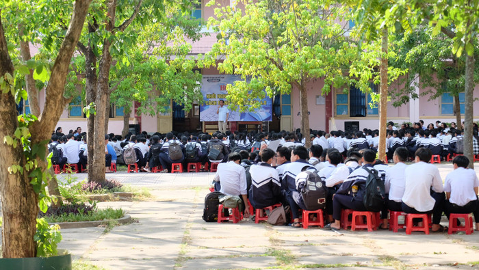 Thầy và trò trường Lê Lợi đã cùng "ngược nắng" để nghe Giáo sư Nguyễn Lân Dũng chia sẻ tri thức và kinh nghiệm. (Ảnh: LC) Thầy và trò trường Lê Lợi đã cùng "ngược nắng" để nghe Giáo sư Nguyễn Lân Dũng chia sẻ tri thức và kinh nghiệm. (Ảnh: LC)