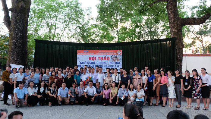 Tập thể giáo viên nhà trường chụp ảnh lưu niệm với Giáo sư Nguyễn Lân Dũng. (Ảnh: LC) Tập thể giáo viên nhà trường chụp ảnh lưu niệm với Giáo sư Nguyễn Lân Dũng. (Ảnh: LC)