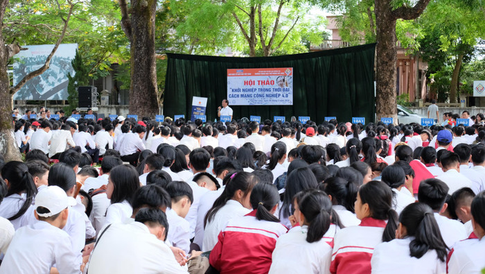 Hơn 1000 em học sinh đã được nghe Giáo sư Nguyễn Lân Dũng truyền cảm hứng học tập và khởi nghiệp. (Ảnh: LC) Hơn 1000 em học sinh đã được nghe Giáo sư Nguyễn Lân Dũng truyền cảm hứng học tập và khởi nghiệp. (Ảnh: LC)