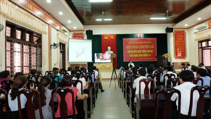 Hơn 200 cán bộ công chức cùng 5 đơn vị xã đã nghe Giáo sư Nguyễn Lân Dũng nói chuyện chuyên đề. (Ảnh: LC) Hơn 200 cán bộ công chức cùng 5 đơn vị xã đã nghe Giáo sư Nguyễn Lân Dũng nói chuyện chuyên đề. (Ảnh: LC)