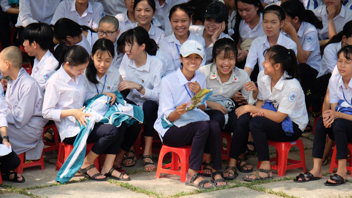 Với cách chia sẻ gần gũi, thân thiện của Giáo sư Nguyễn Lân Dũng, buổi Hội thảo đã trở thành hoạt động ngoại khóa đầy bổ ích cho các em học sinh trường Triệu Phong. Với cách chia sẻ gần gũi, thân thiện của Giáo sư Nguyễn Lân Dũng, buổi Hội thảo đã trở thành hoạt động ngoại khóa đầy bổ ích cho các em học sinh trường Triệu Phong.