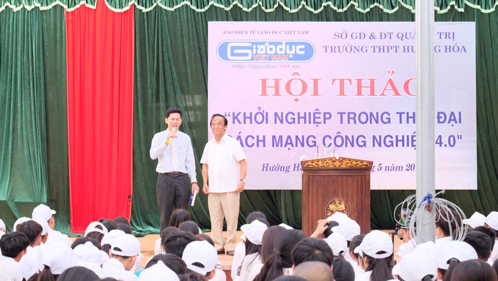 Món quà từ những cuốn sách đã trở thành nguồn động viên quý báu đối với thầy và trò trường Hướng Hóa. (Ảnh: LC) Món quà từ những cuốn sách đã trở thành nguồn động viên quý báu đối với thầy và trò trường Hướng Hóa. (Ảnh: LC)