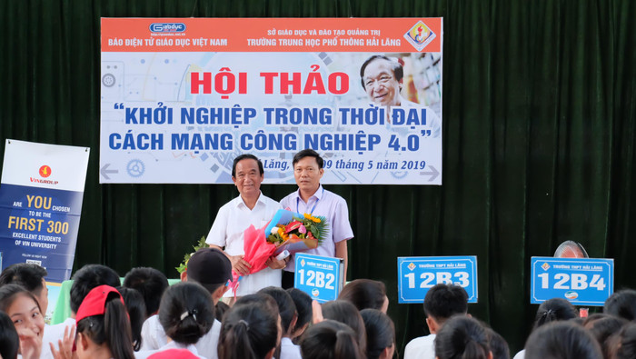 Giáo sư Nguyễn Lân Dũng nhận hoa và lời cảm ơn của lãnh đạo nhà trường. (Ảnh: LC) Giáo sư Nguyễn Lân Dũng nhận hoa và lời cảm ơn của lãnh đạo nhà trường. (Ảnh: LC)