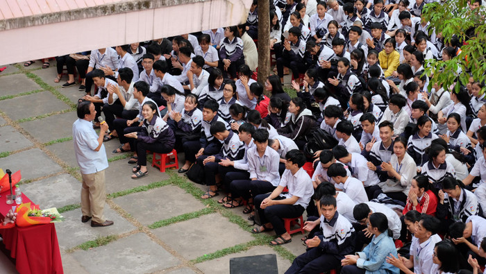 Giáo sư Nguyễn Lân Dũng khuyên các em hãy mạnh dạn sống với ước mơ để ngẩng cao đầu. (Ảnh: LC) Giáo sư Nguyễn Lân Dũng khuyên các em hãy mạnh dạn sống với ước mơ để ngẩng cao đầu. (Ảnh: LC)