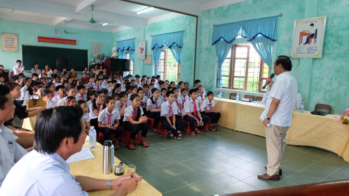 Có nằm mơ con cũng không nghĩ được gặp Giáo sư ngay tại ngôi trường vùng quê này ảnh 1