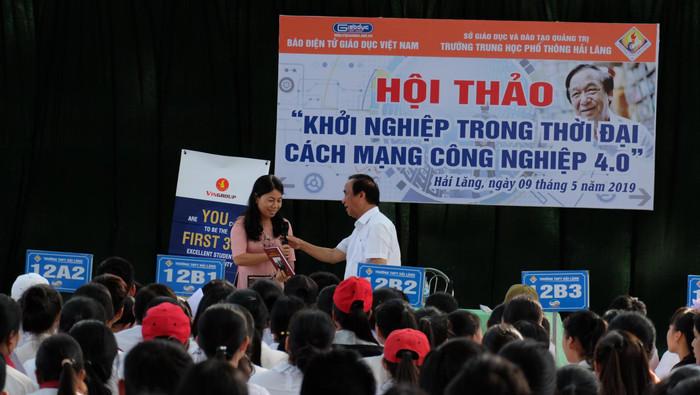 Những món quà đầy ý nghĩa của Giáo sư Nguyễn Lân Dũng dành tặng các thầy cô giáo nhà trường, đồng thời Giáo sư Nguyễn Lân Dũng cũng gửi gắm và hi vọng các cô giáo truyền lại niềm cảm hứng cho các em học sinh. (Ảnh: LC) Những món quà đầy ý nghĩa của Giáo sư Nguyễn Lân Dũng dành tặng các thầy cô giáo nhà trường, đồng thời Giáo sư Nguyễn Lân Dũng cũng gửi gắm và hi vọng các cô giáo truyền lại niềm cảm hứng cho các em học sinh. (Ảnh: LC)